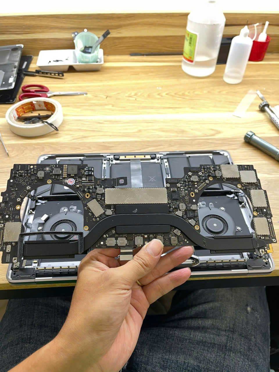 Bo mạch MacBook với cụm tản nhiệt hai quạt được tháo rời