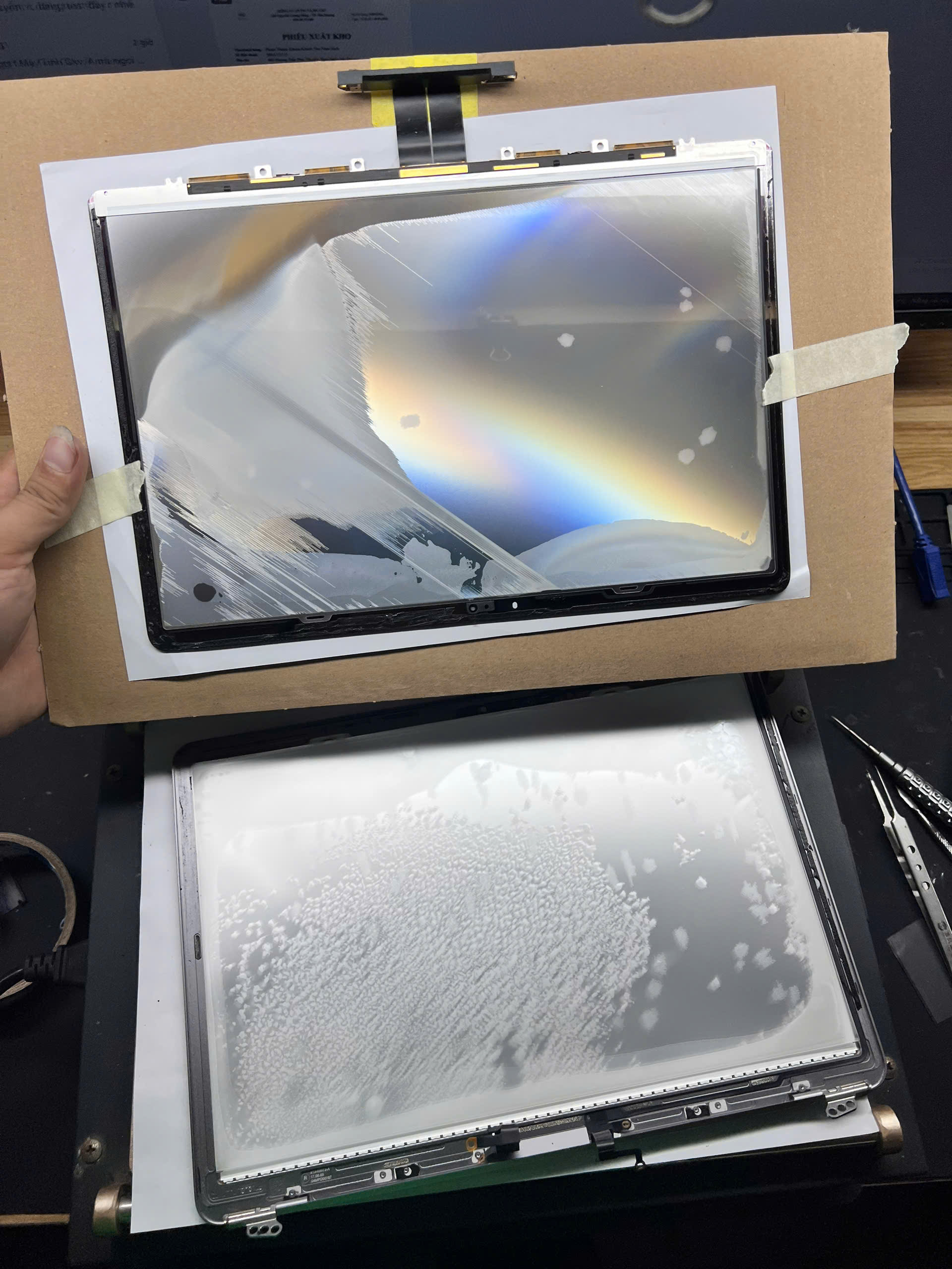 Cụm màn hình MacBook được tháo rời để kiểm tra các lớp hiển thị