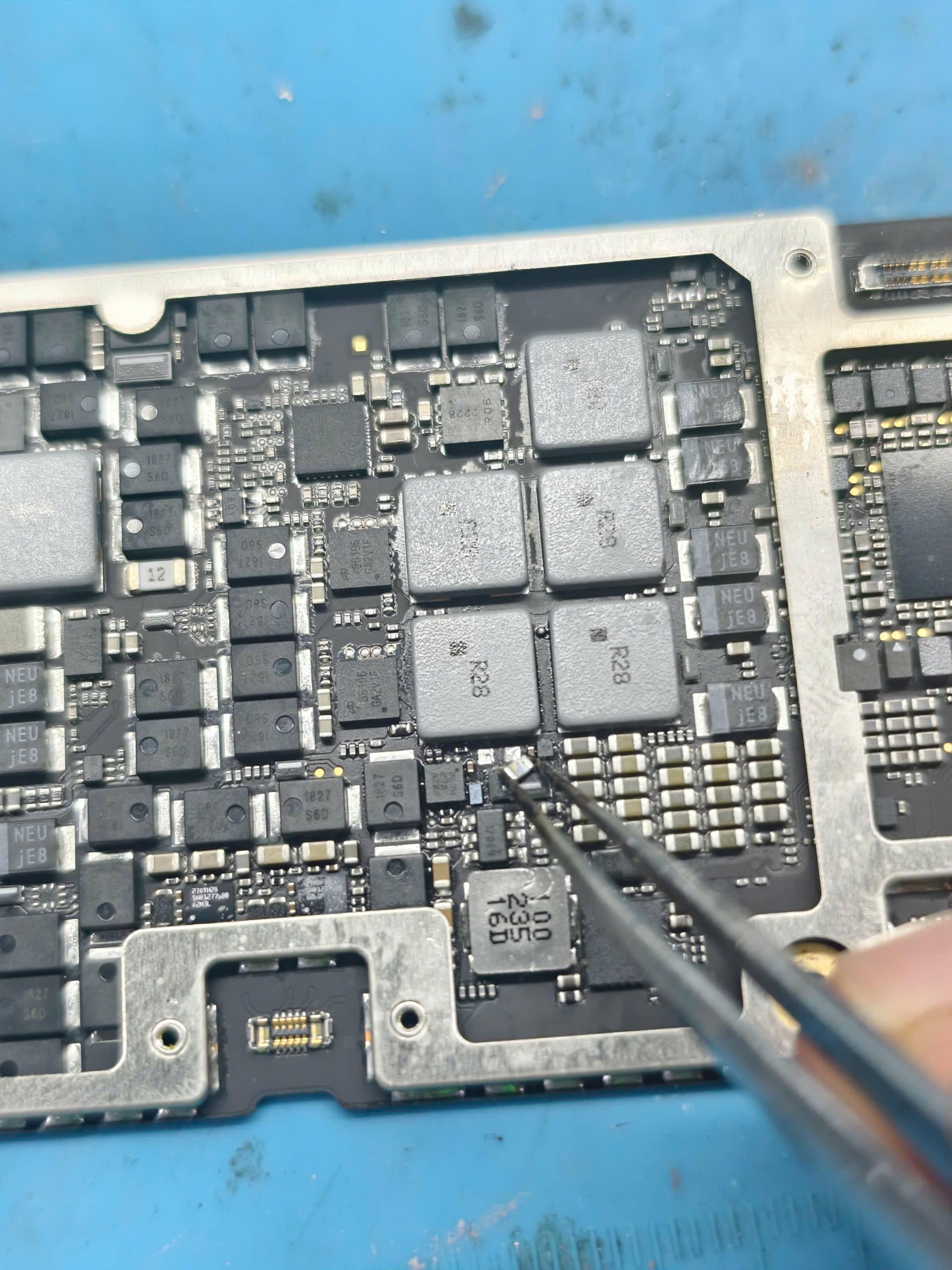 Cận cảnh linh kiện trên bo mạch MacBook đang được thao tác kiểm tra