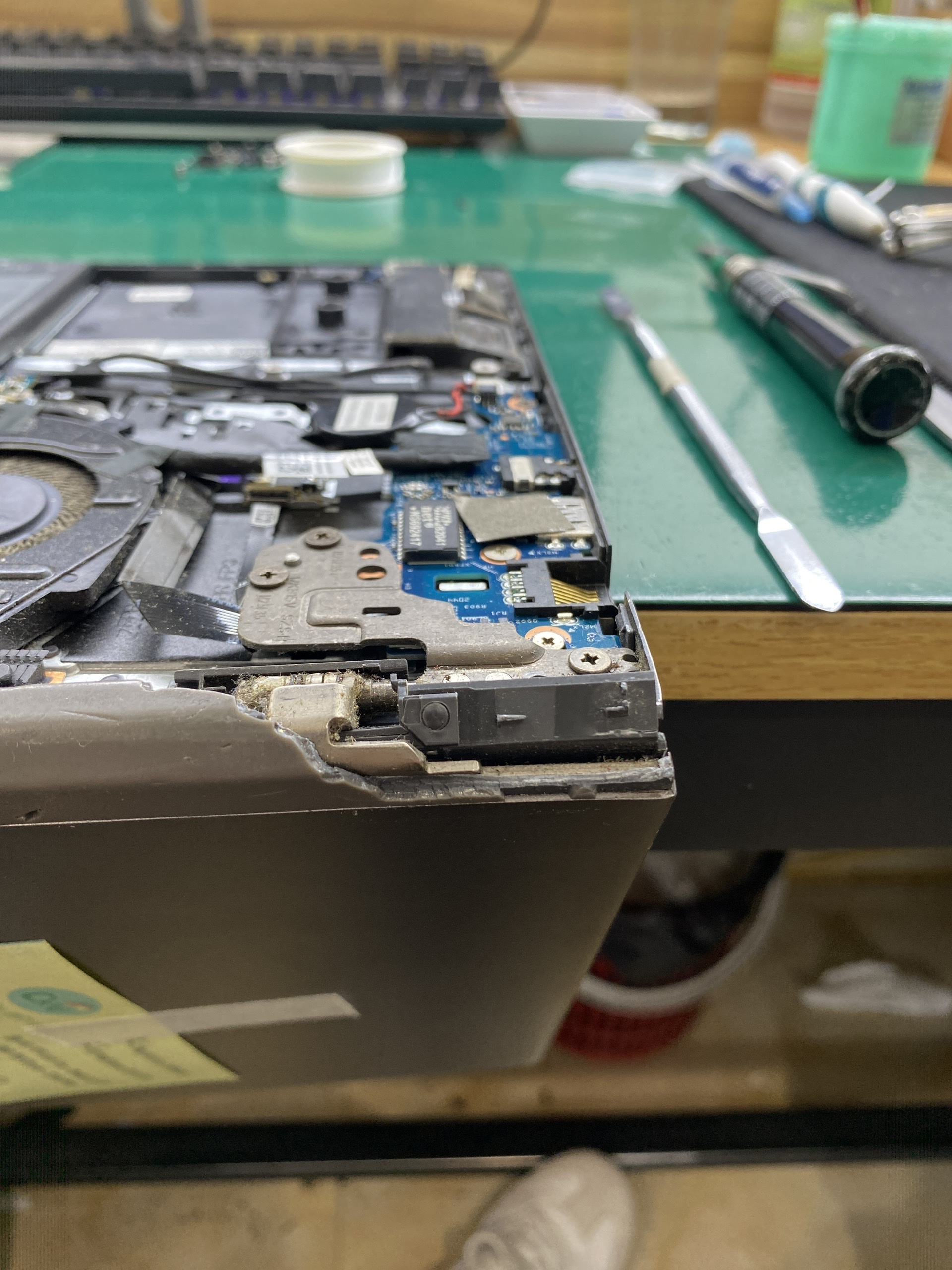 Sửa Bản Lề Laptop Gãy – Có Cần Thay Toàn Bộ Vỏ Không?