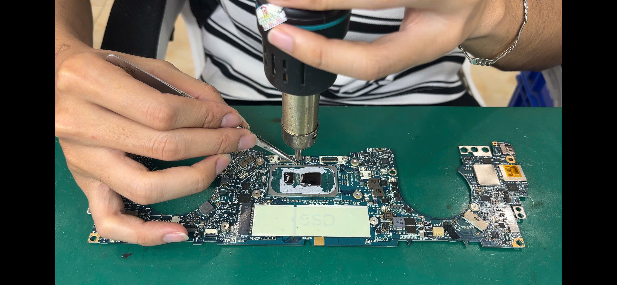 Sửa Laptop Bị Nước Vào – Xử Lý Kịp Thời, Hạn Chế Hỏng Main