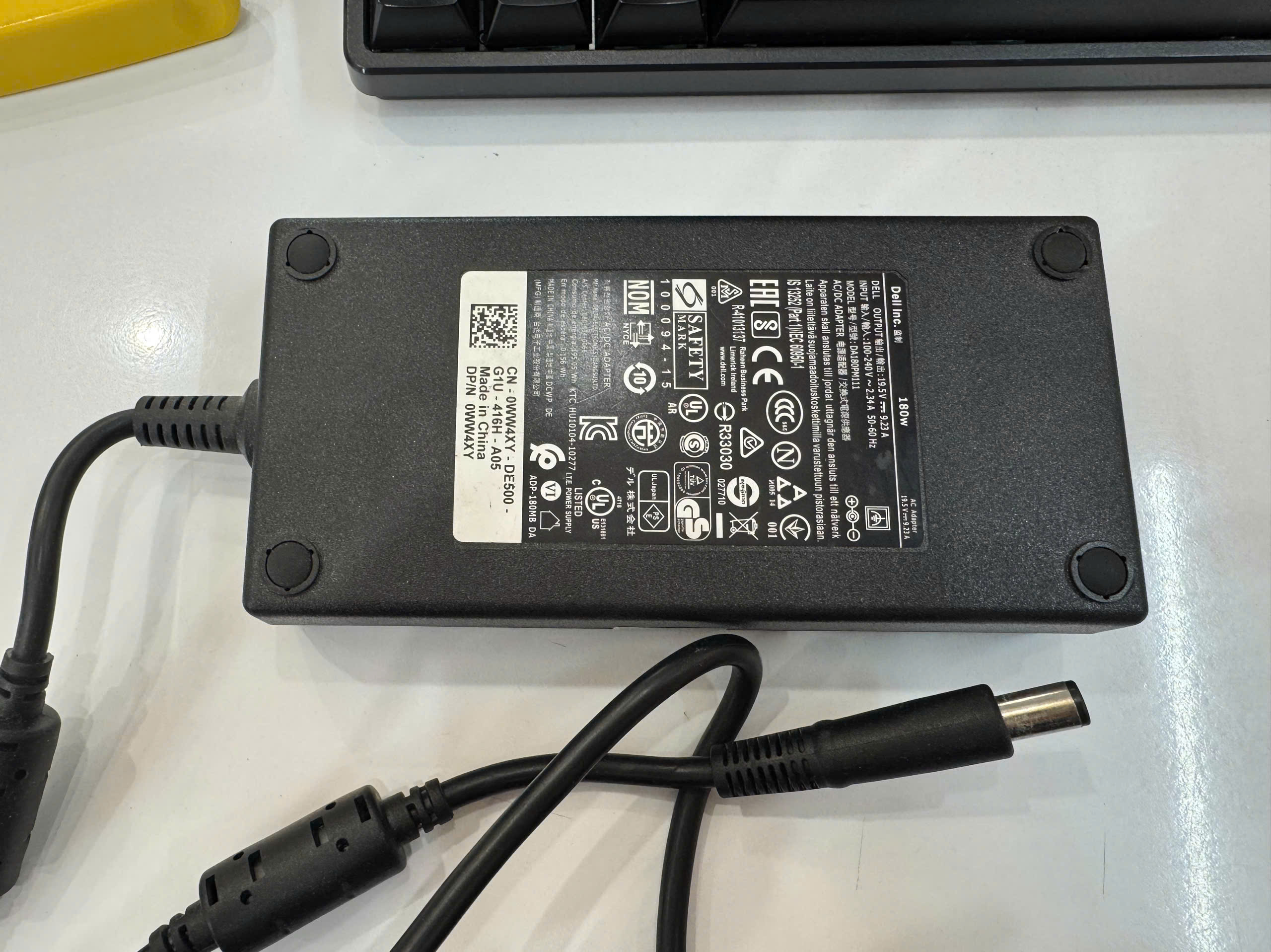 Cắm Sạc Laptop Bị Tia Lửa Nhỏ Có Sao Không?